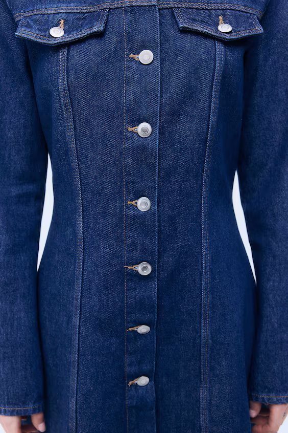 Платье из джинсы с расклешённой юбкой