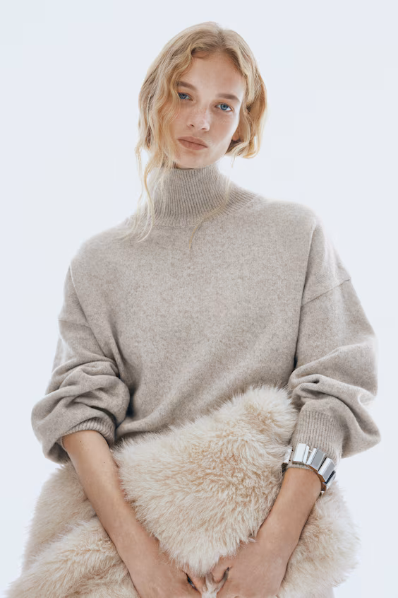 Свитер оверсайз с воротником-стойкой