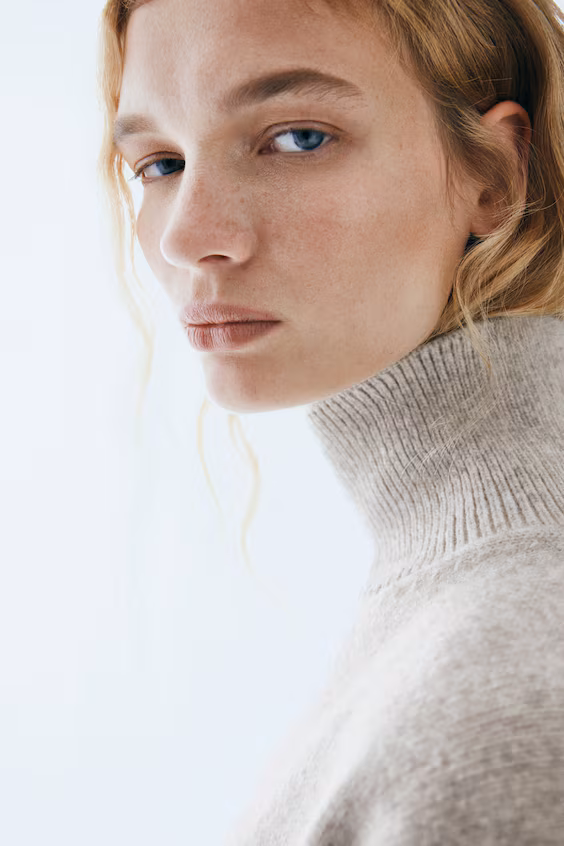 Свитер оверсайз с воротником-стойкой