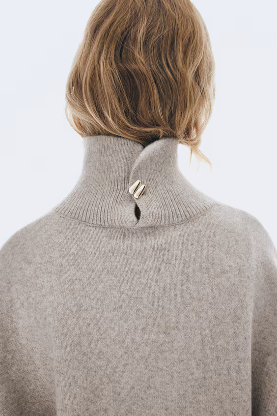 Свитер оверсайз с воротником-стойкой