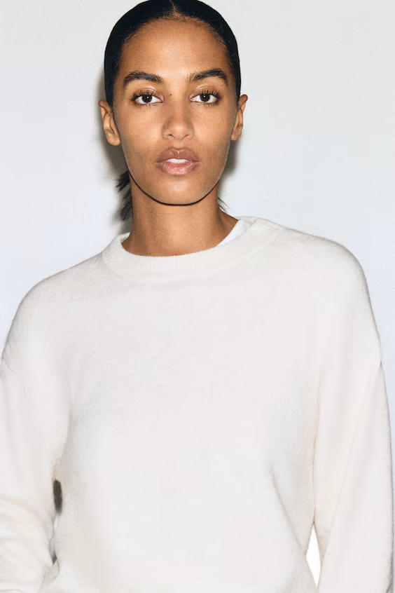 Свитер из легкой ткани