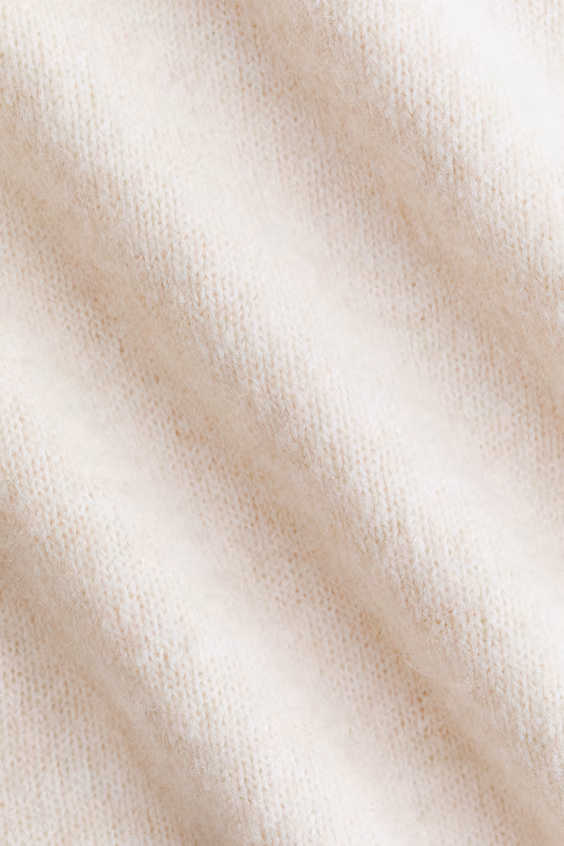 Свитер из легкой ткани