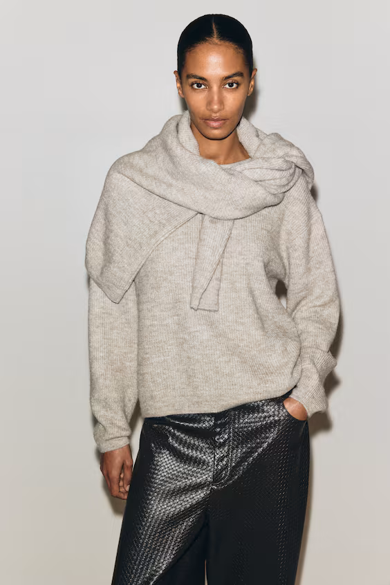 Свитер из легкой ткани