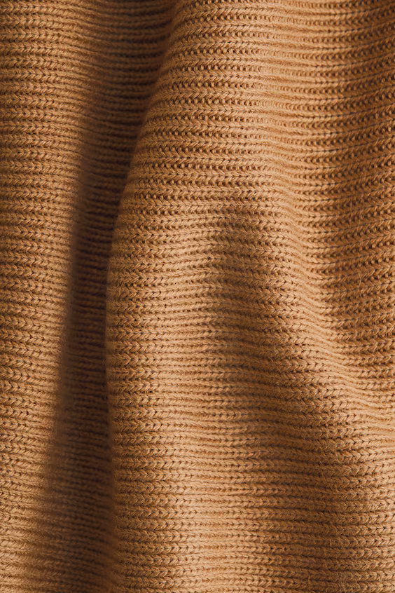 Платье с бархатным вырезом