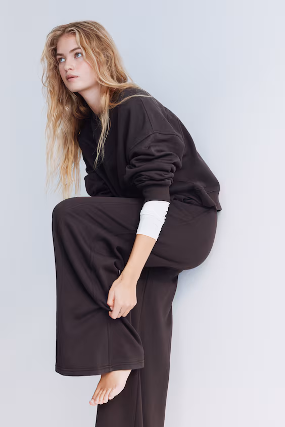 Костюм из свитшота и брюк