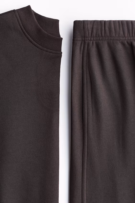 Костюм из свитшота и брюк