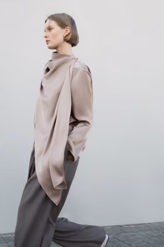 Блузка из атласа с шарфом