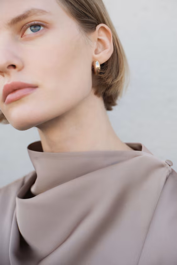 Блузка из атласа с шарфом