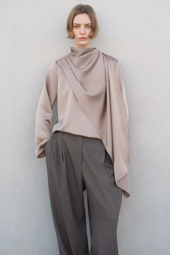 Блузка из атласа с шарфом