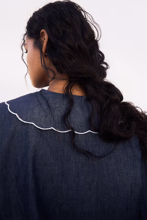 Блуза из джинсы с вышитым воротником