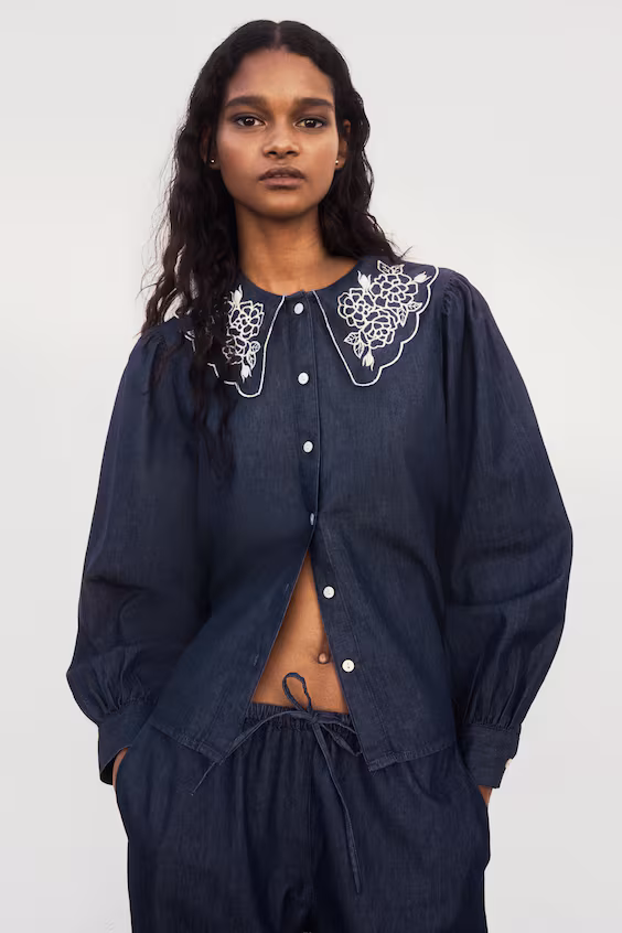 Блуза из джинсы с вышитым воротником
