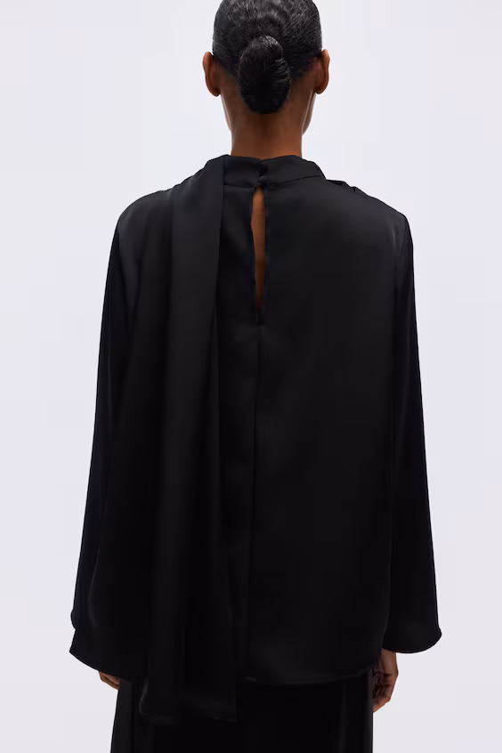 Блузка из атласа с шарфом