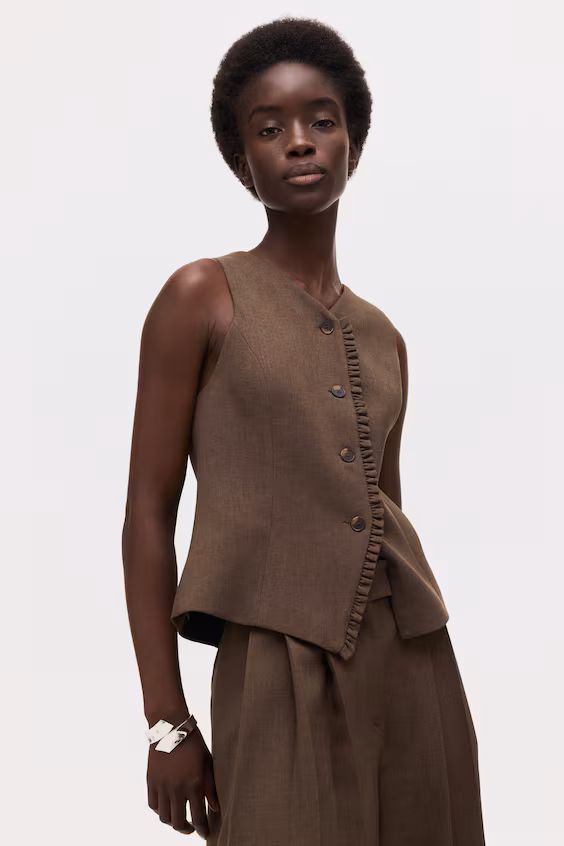 Жилет с облегающим силуэтом и оборкой