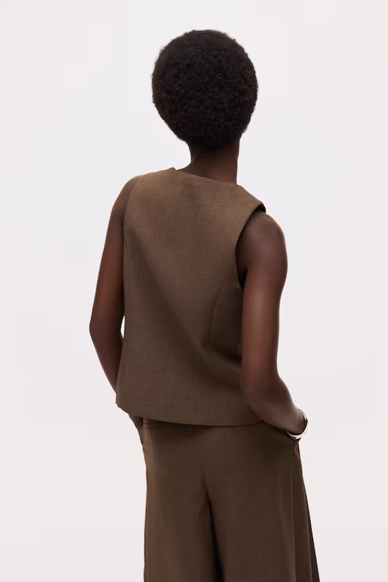 Жилет с облегающим силуэтом и оборкой