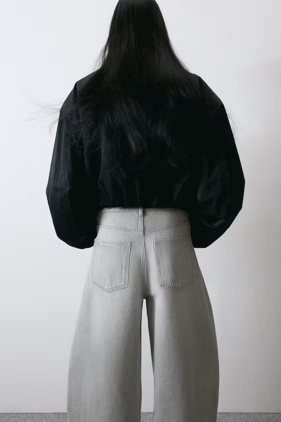 Джинсы с высокой талией и барабанной штаниной