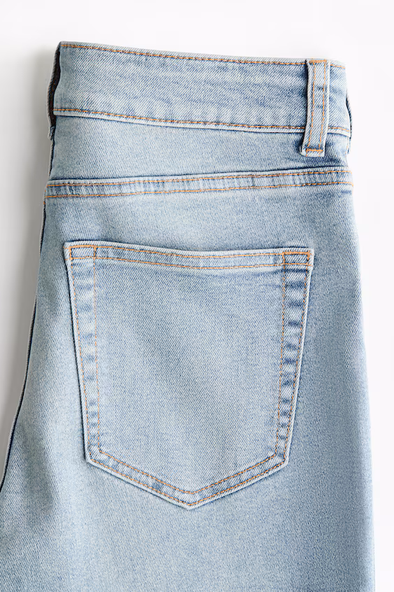 Джинсы с высокой посадкой и расклешенными штанинами