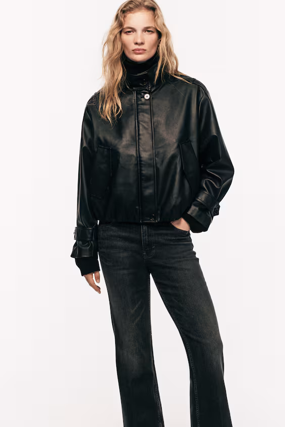 Джинсы с высокой посадкой и расклешенными штанинами