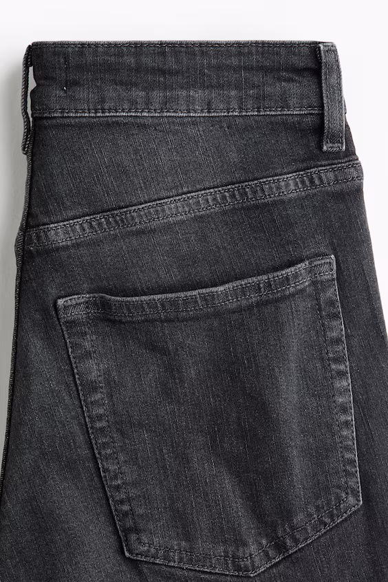 Джинсы с высокой посадкой и расклешенными штанинами