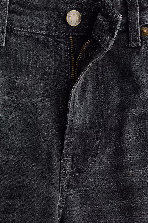 Джинсы с высокой посадкой и расклешенными штанинами