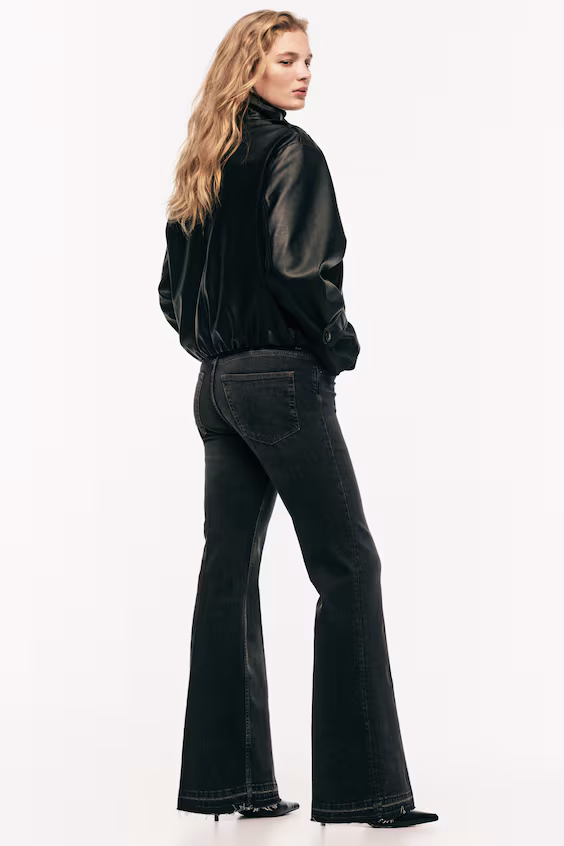 Джинсы с высокой посадкой и расклешенными штанинами