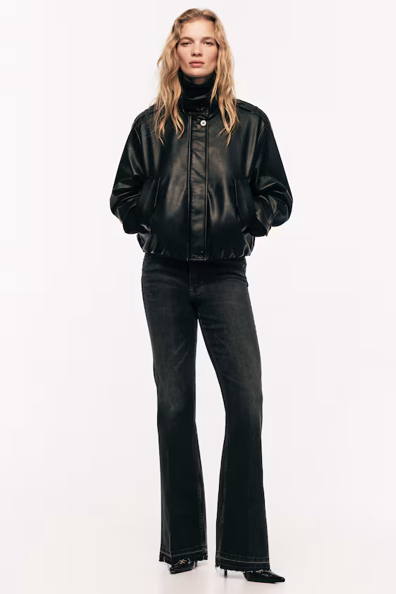 Джинсы с высокой посадкой и расклешенными штанинами