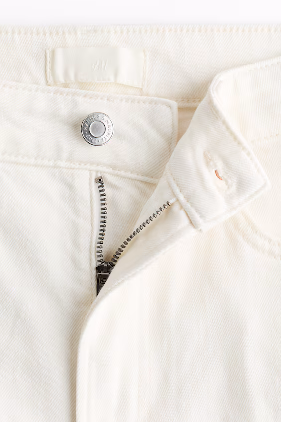 Джинсы прямого кроя на запястье