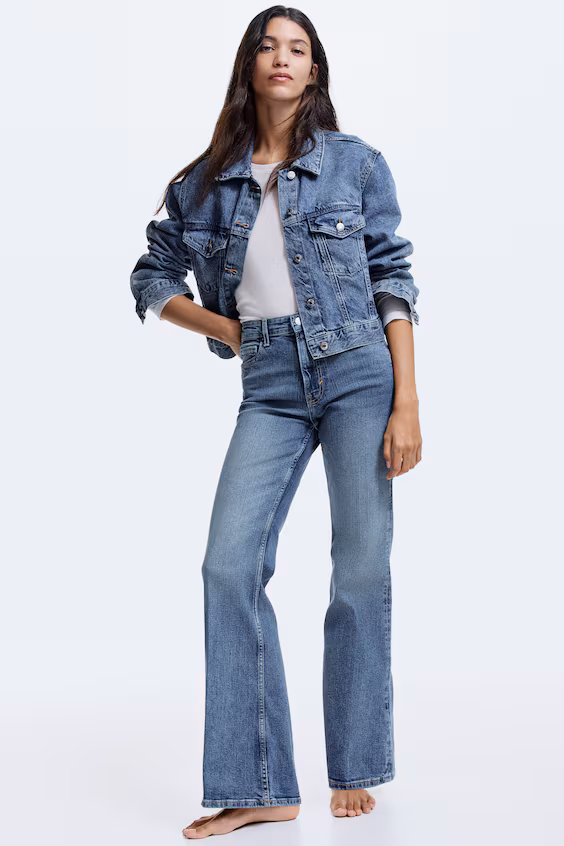 Джинсы с высокой посадкой и расклешенными брючинами