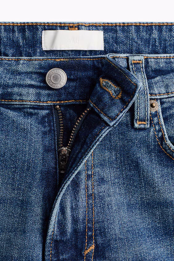 Джинсы с высокой посадкой и расклешенными брючинами