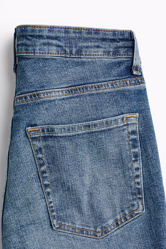 Джинсы с высокой посадкой и расклешенными брючинами