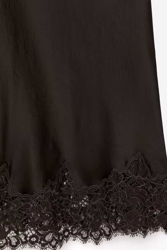 Юбка из атласа с деталями из кружева