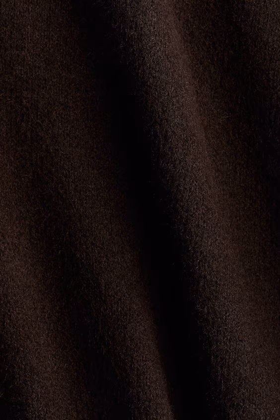 Тонкий вязаный свитер с воротником