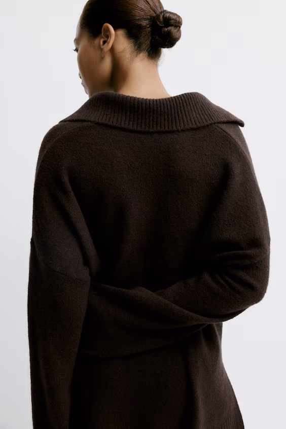 Тонкий вязаный свитер с воротником