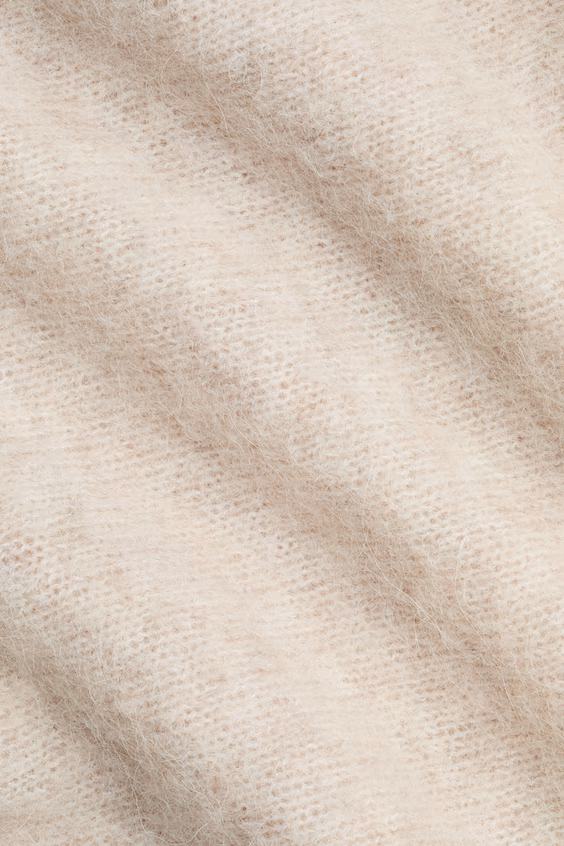 Свитер из альпаки с открытым плечом