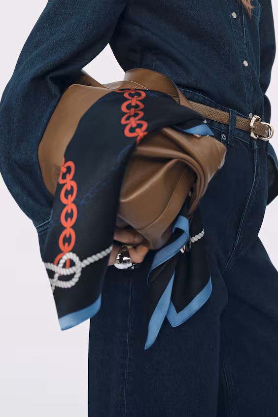 Шелковый платок с узорами