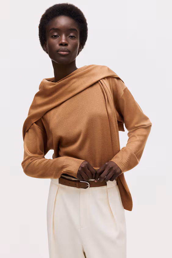 Свитер с шарфом