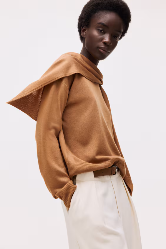 Свитер с шарфом