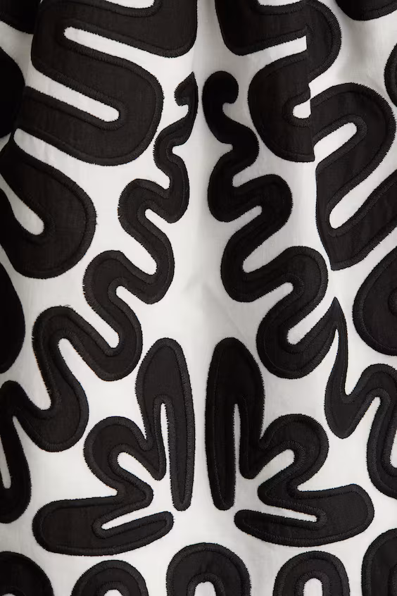 Платье с бретельками и вышивкой