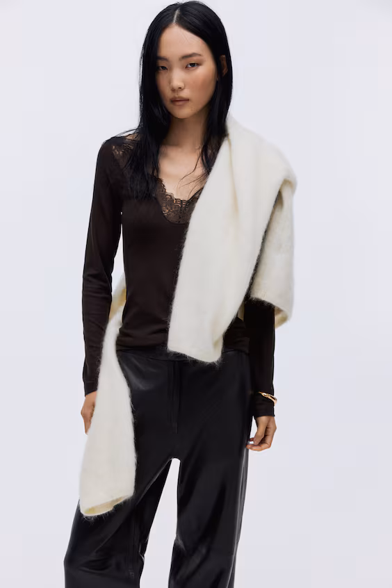 Свитер с кружевными оборками