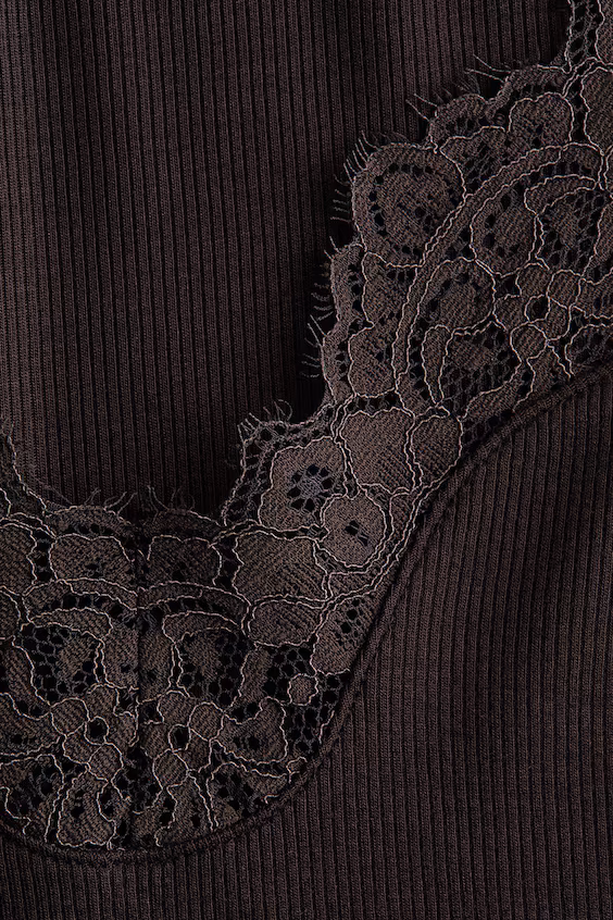 Свитер с кружевными оборками