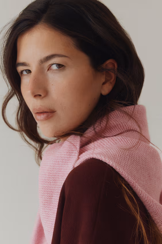 Треугольный шарф из вязаного полотна