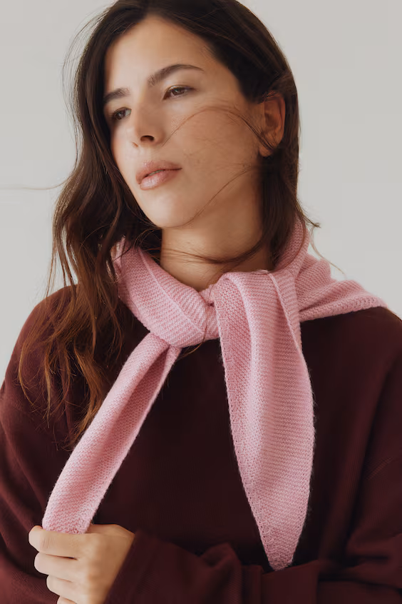 Треугольный шарф из вязаного полотна