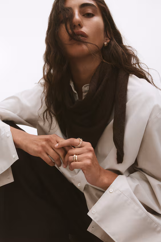 Платок из тонкой вязаной ткани