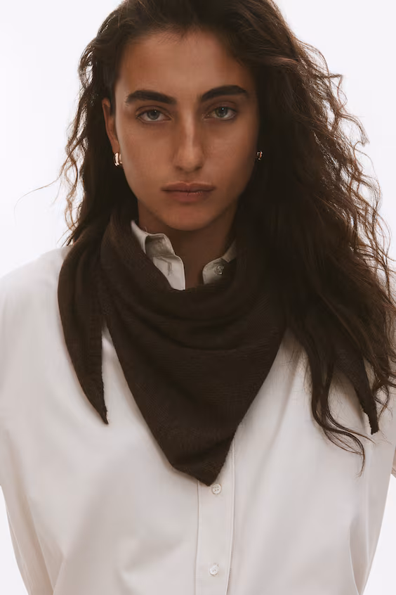 Платок из тонкой вязаной ткани