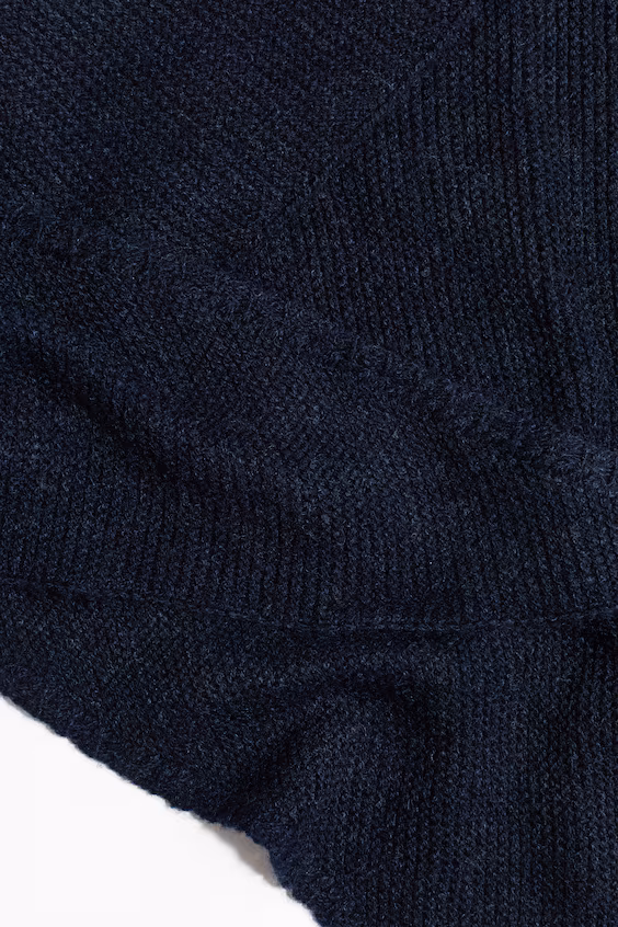 Треугольный шарф из вязаной ткани