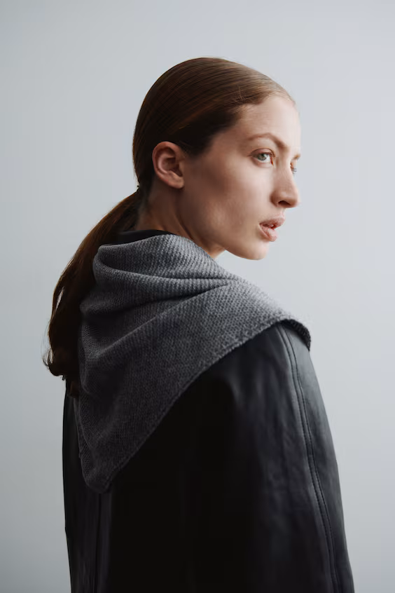 Треугольный вязаный шарф