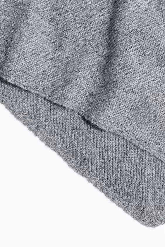 Треугольный вязаный шарф