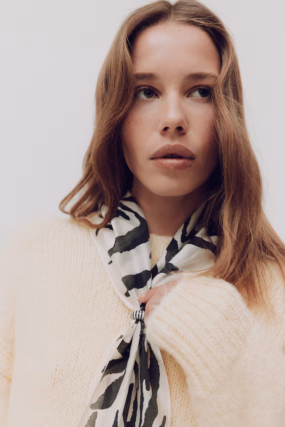 Шарф для шеи с деталями бусин