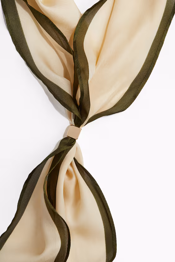 Платок для шеи с металлическим аксессуаром