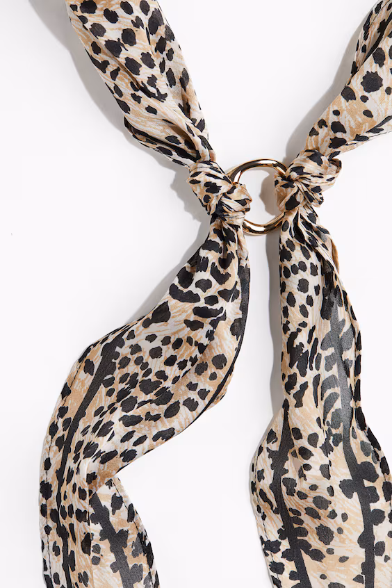 Платок для шеи с металлическим аксессуаром