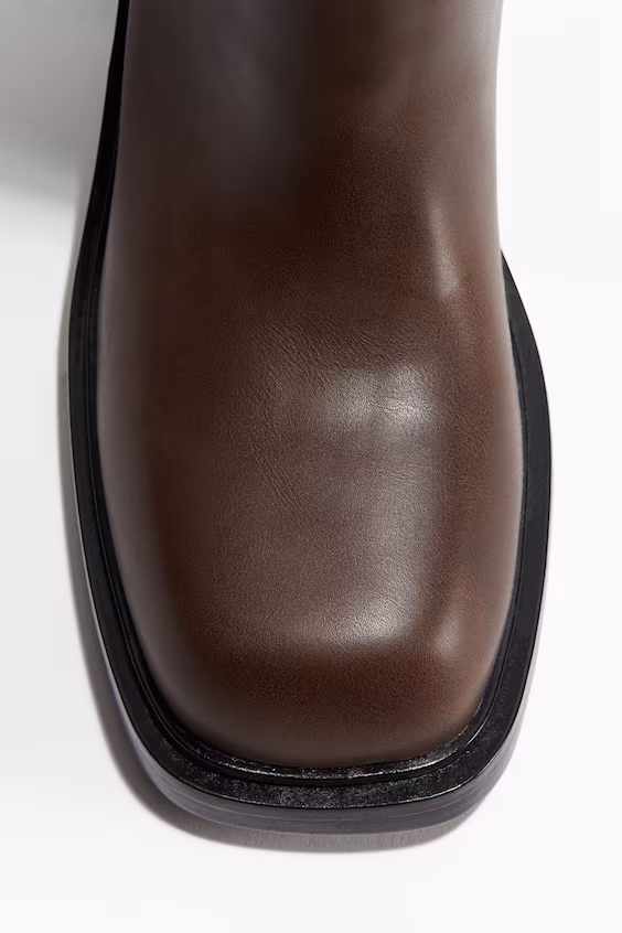 Сапоги на высоком каблуке